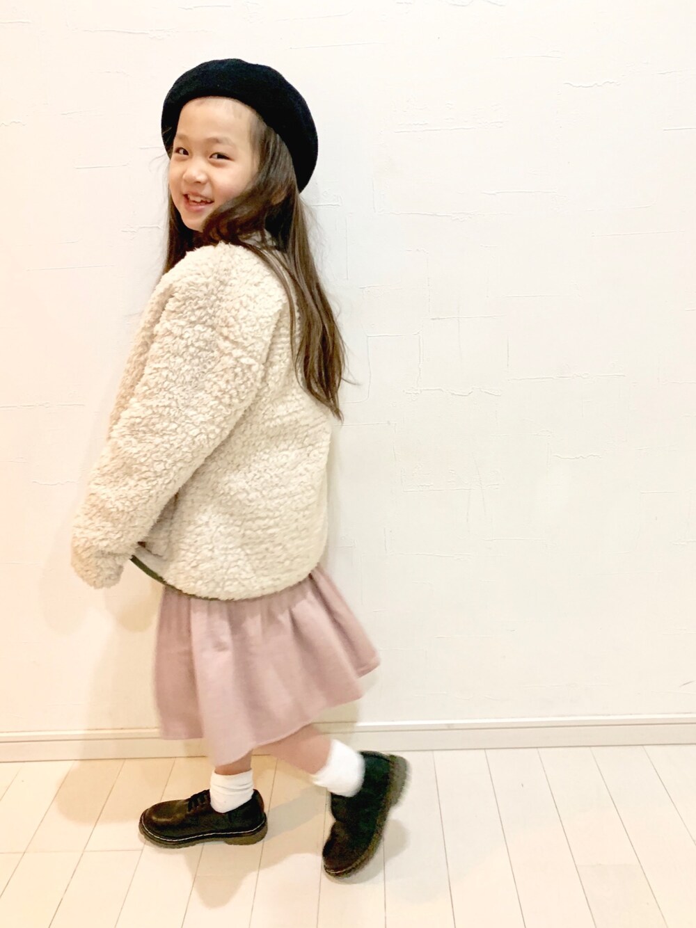 「冬コーデ、女の子コーデ、もこもこ、プリーツスカート、春色、くすみピンク、きれいめカジュアル、シンプル、ボアジャケット、ブランシェス」｜「BRANSHESのもこもこボアノーカラーフリース（ノーカラージャケット、ベージュ系）」を使った、kii_memeさん（キッズ・110cm）の冬コーディネートの1枚目の写真