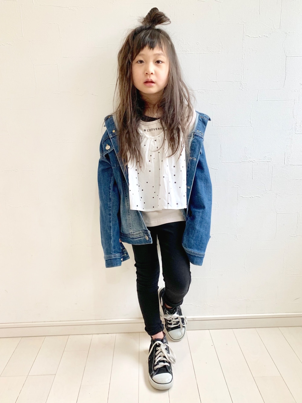 「キッズファッション、おんなのこコーデ、春コーデ、Branshes、コンバース、converse、デニムジャケット、スキニーパンツ、シンプル、大人カジュアル」｜「CONVERSEの【★CONVERSE/コンバース】重ね着風半袖Tシャツ（Tシャツ/カットソー、ベージュ系）」を使った、kii_memeさん（キッズ・110cm）の冬コーディネートの1枚目の写真