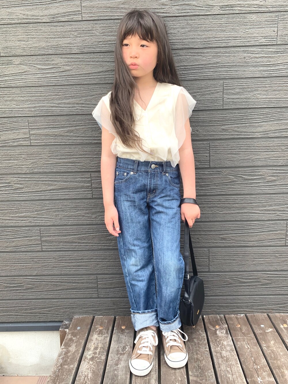 「シンプルコーデ、カジュアルコーデ、おんなのこ、きれいめカジュアル、スニーカー、休日スタイル、ブランシェス、デニム、白シャツ」｜「BRANSHESのチュール付きノースリーブトップス（シャツ/ブラウス、ホワイト系）」を使った、kii_memeさん（キッズ・120cm）の春コーディネートの1枚目の写真
