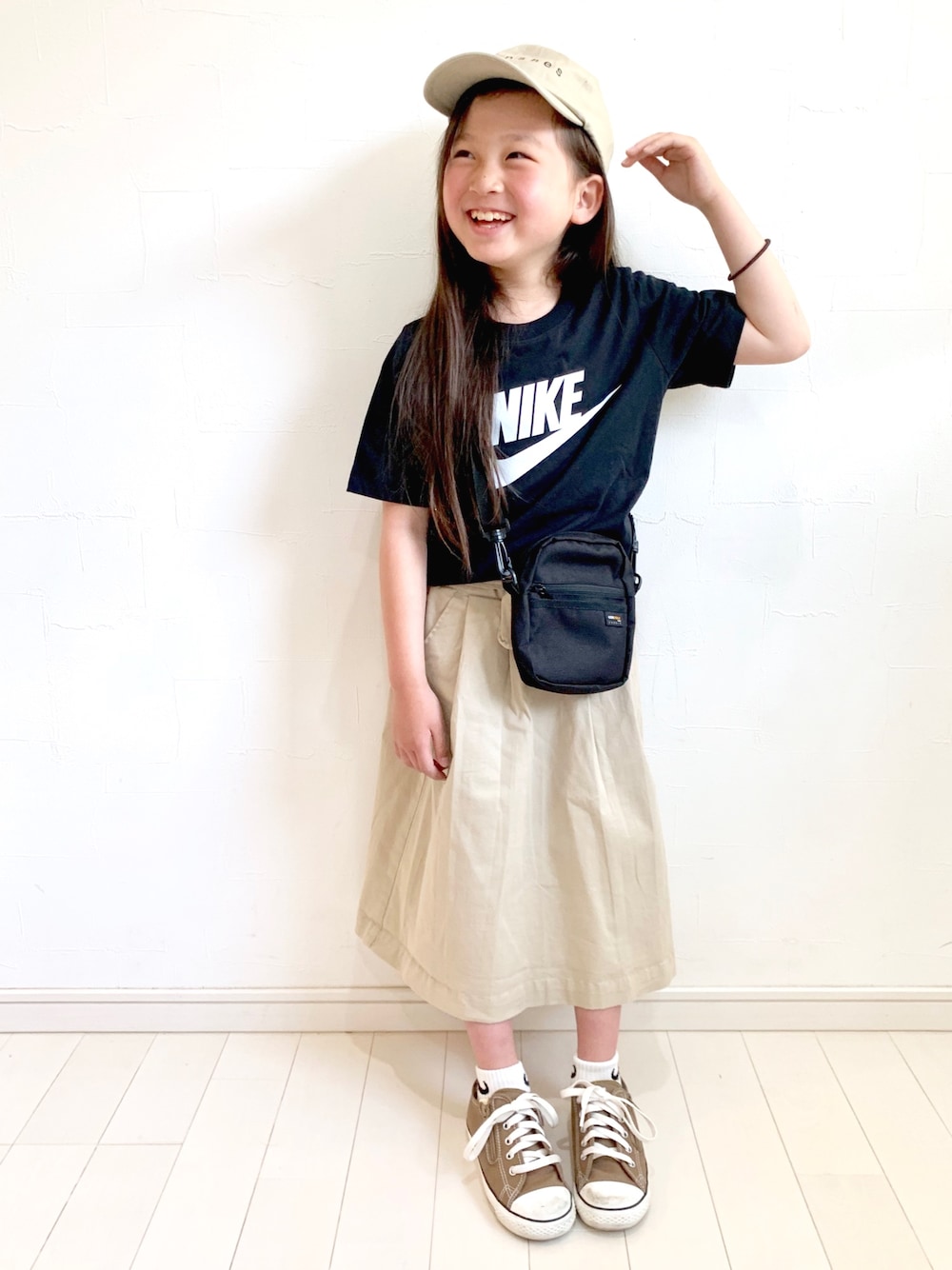 「春夏コーデ、女の子コーデ、カジュアルコーデ、スニーカー、スポーツミックス、ブランシェス、NIKE、ベージュ、コンバース、シンプルコーデ」｜「NIKEのNIKE（ナイキ）フューチュラTEE（Tシャツ/カットソー、ブラック系）」を使った、kii_memeさん（キッズ・120cm）の春コーディネートの1枚目の写真