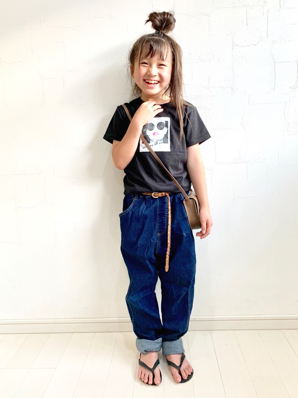 ブラック系のTシャツ/カットソー、ブラウン系のショルダーバッグ、ブルー系のその他パンツを着用したキッズの夏コーディネートの1枚目の写真