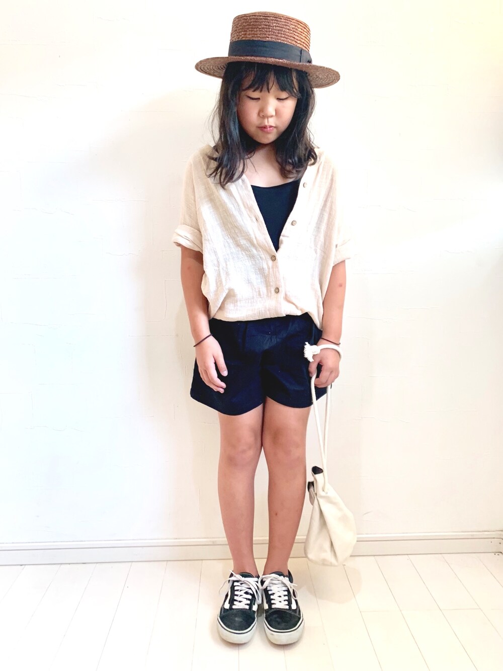 「おしゃれさんと繋がりたい、女の子、夏コーデ、ブランシェス、シャツワンピ、ゆるコーデ、オトナカジュアル、シンプル、カンカン帽、シヨートパンツ」｜「BRANSHESのカンカン帽（ハット、ブラウン系）」を使った、kii_memeさん（キッズ・122cm）の夏コーディネートの1枚目の写真