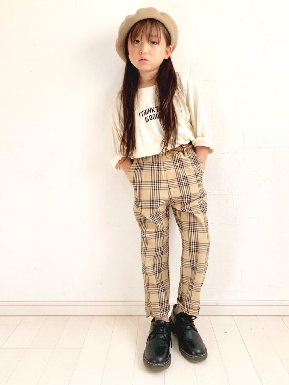 「秋のカフェオレコーデ、カジュアルコーデ、秋色コーデ、ワントーンコーデ、白Tシャツ、チェックパンツ、ブランシェス、キッズファッション、ベレー帽、ゆるコーデ」｜「BRANSHESの【プチプラ】ロゴ半袖Tシャツ（Tシャツ/カットソー、ホワイト系）」を使った、kii_memeさん（キッズ・122cm）の秋コーディネートの1枚目の写真