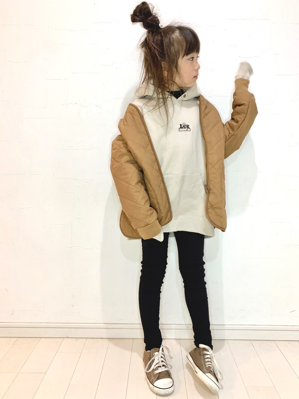「キッズコーデ、カジュアルコーデ、年末WEAR感謝祭、ブラウン、キルティング、ブランシェス、シンプルコーデ、パーカー、スキニーパンツ」｜「BRANSHESのスクエアキルトノーカーラー中綿ジャケット（ノーカラージャケット、ブラウン系）」を使った、kii_memeさん（キッズ・125cm）の冬コーディネートの1枚目の写真