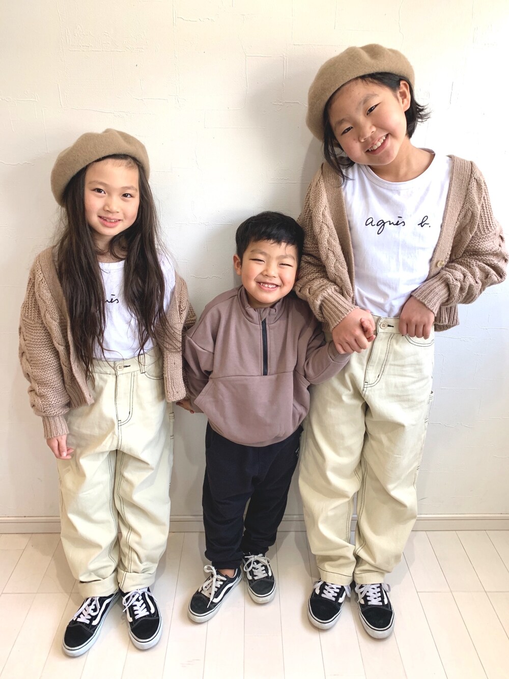 「大晦日、キッズファッション、オールドスクール、リンクコーデ、シミラールック、ホワイトパンツ、ブランシェス、ベージュコーデ、カーディガン」｜「BRANSHESのニットカーディガン（ニット/セーター、ベージュ系）」を使った、kii_memeさん（キッズ・125cm）の冬コーディネートの1枚目の写真
