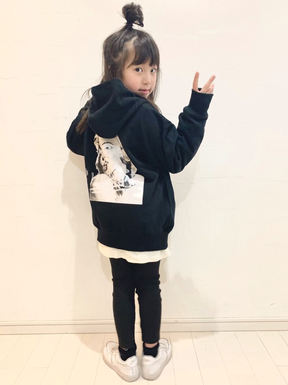 ベージュ系のTシャツ/カットソー、ブラック系のパーカー、ブラック系のその他パンツを着用したキッズの冬コーディネートの1枚目の写真