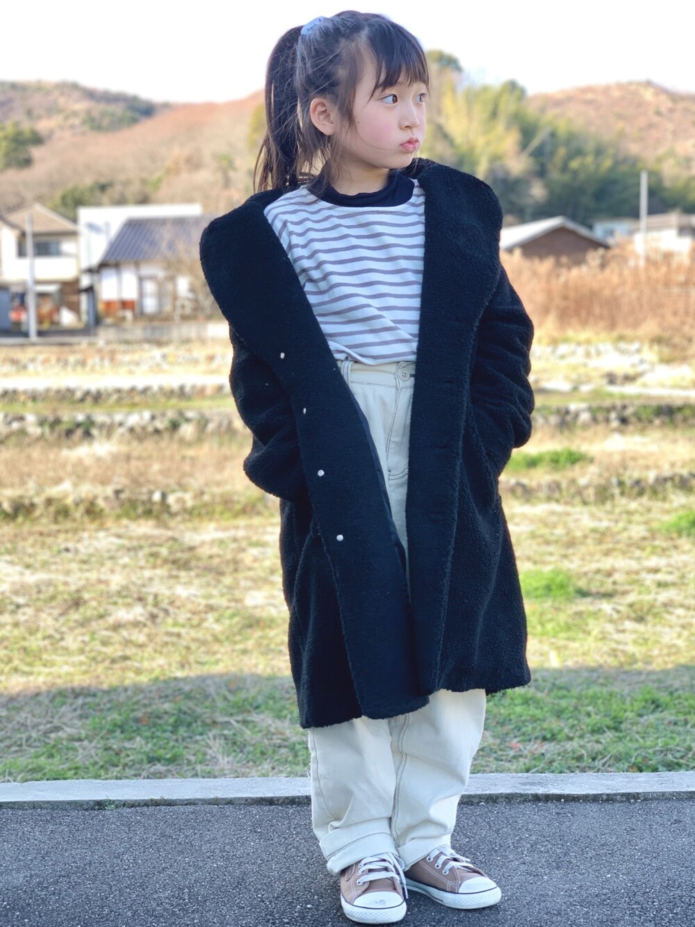 ベージュ系のTシャツ/カットソー、ブラック系のその他アウター、ホワイト系のその他パンツを着用したキッズの冬コーディネートの1枚目の写真