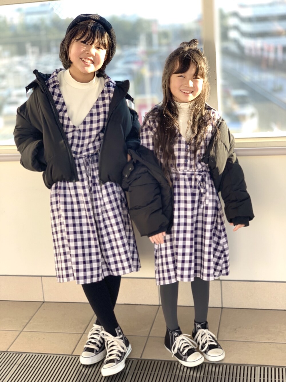 「あけましておめでとうございます！、新年一発目、姉妹コーデ、休日スタイル、ワンピース、ダウンジャケット、チェック、ゆるコーデ、カジュアルコーデ、ブランシェス」｜「BRANSHESのインナードッキングチェック柄ワンピース（ワンピース、ブルー系）」を使った、kii_memeさん（キッズ・125cm）の冬コーディネートの1枚目の写真