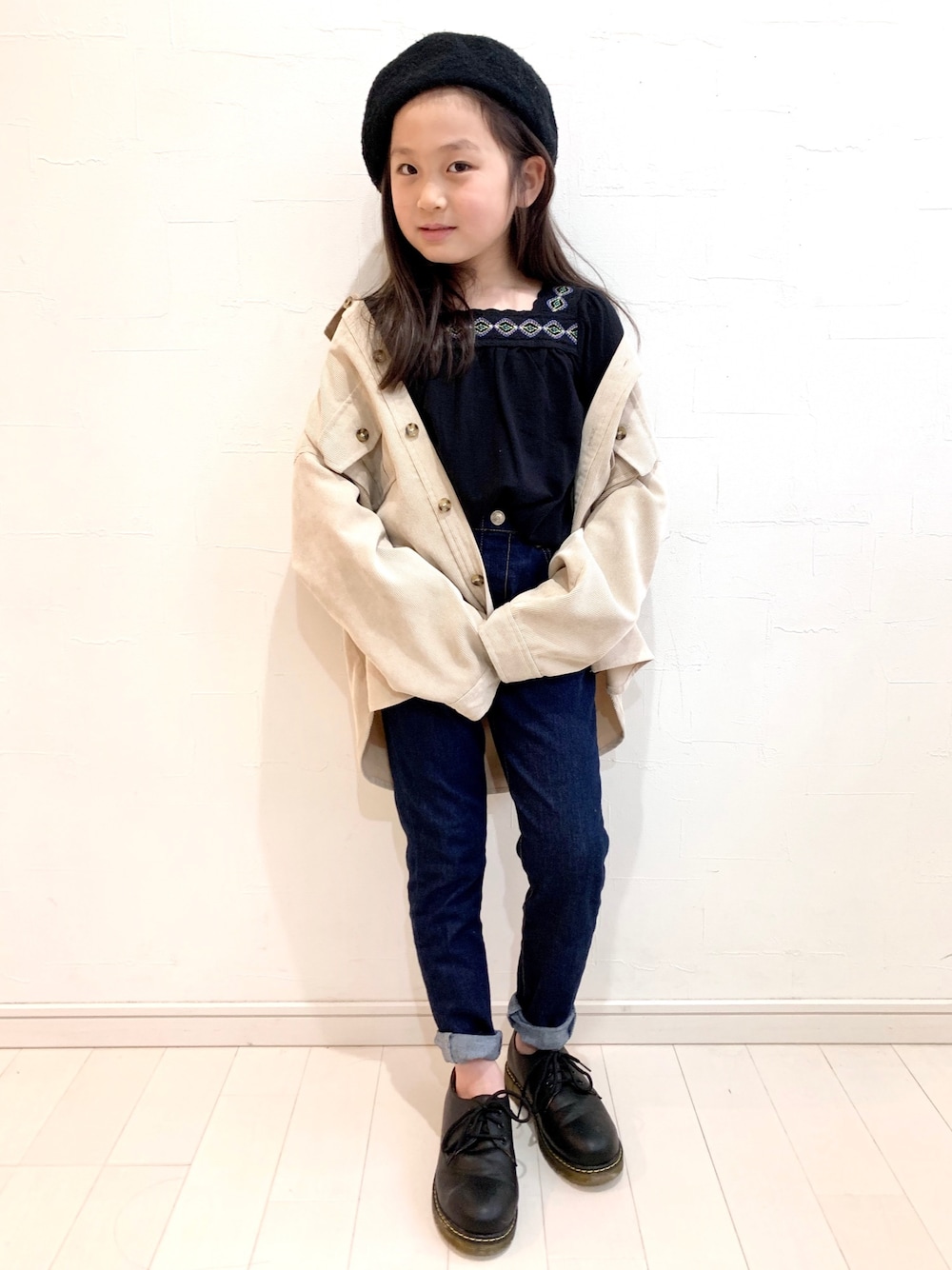 「キッズコーデ、シンプルコーデ、刺繍、ゆるコーデ、オトナカジュアル、きれいめカジュアル、ハイウエスト、デニムコーデ、ブランシェス、ベレー帽」｜「BRANSHESの刺繍長袖トップス（Tシャツ/カットソー、ブラック系）」を使った、kii_memeさん（キッズ・125cm）の冬コーディネートの1枚目の写真