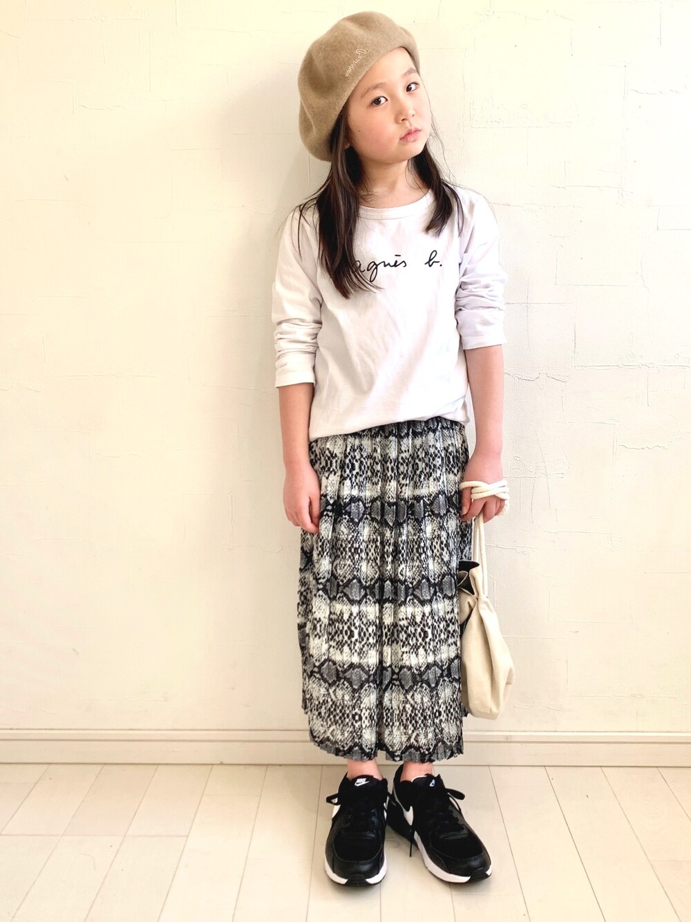 「春コーデ、ブランシェス、ナイキ、エアマックス、agnes b.、パイソン柄、ベレー帽、ロンT、プリーツスカート、カジュアルコーデ」｜「agnes b.のS137 E TS　ロゴTシャツ（Tシャツ/カットソー、ホワイト系）」を使った、kii_memeさん（キッズ・125cm）の冬コーディネートの1枚目の写真