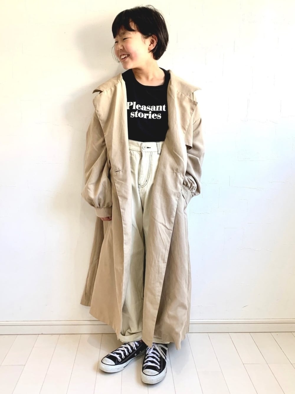 「シンプルコーデ、トレンチコート、ゆるコーデ、ロングコート、オトナカジュアル、ベージュ、レグルススタンダード、ブランシェス、グローバルワーク(GLOBAL WORK)、コンバース」｜「kutirの【低身長向けSサイズあり】トレンチコート（トレンチコート、ベージュ系）」を使った、kii_memeさん（キッズ・125cm）の冬コーディネートの1枚目の写真