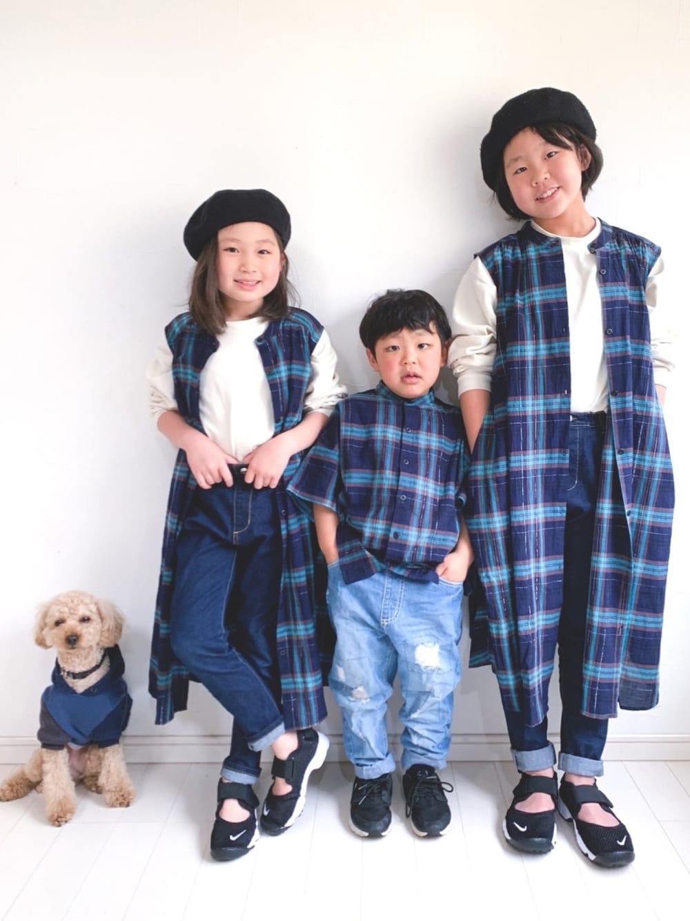 「おうちファッション、キッズファッション、オーバーサイズ、ゆるコーデ、チェックシャツ、5歳、リンクコーデ、シミラールック、ブランシェス、部屋撮り」｜「BRANSHESの【ペア】バンドカラーチェック柄ワンピース（ワンピース、ブルー系）」を使った、kii_memeさん（キッズ・125cm）の春コーディネートの1枚目の写真