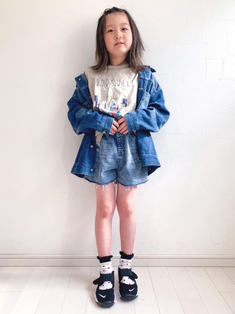 その他のTシャツ/カットソー、ブルー系のデニムジャケット、ブルー系のデニムパンツを着用したキッズの春コーディネートの1枚目の写真