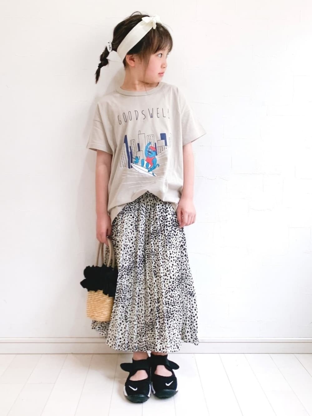 その他のTシャツ/カットソー、ホワイト系のスカート、ブラック系のスニーカーを着用したキッズの春コーディネートの1枚目の写真