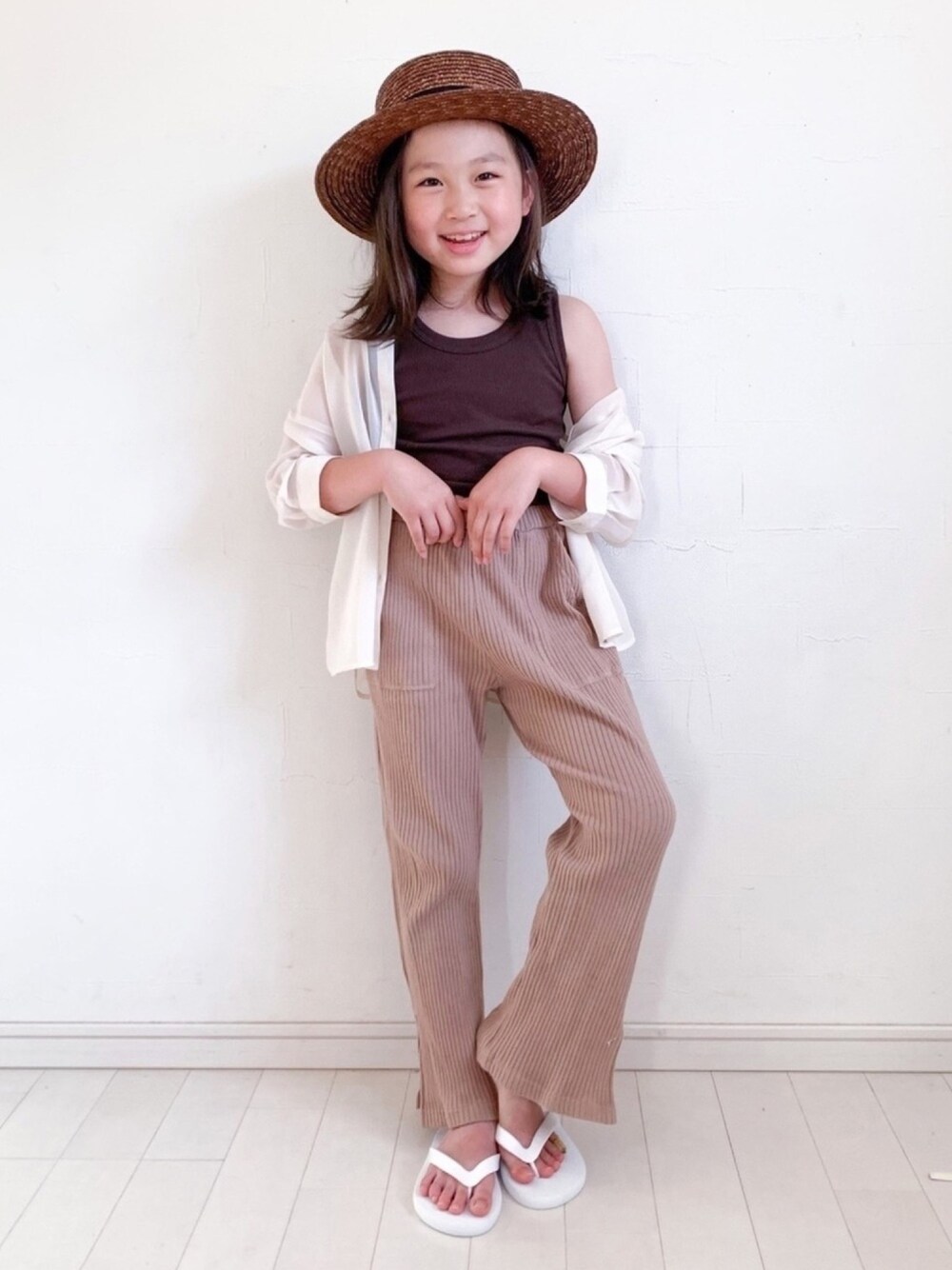 「シンプルコーデ、ベージュ、オーバーサイズ、春夏コーデ、ワントーンコーデ、きれいめカジュアル、シアーシャツ、Branshes、サンダル、ゆるコーデ」｜「THE CASUALのテレコレギュラータンクトップ キッズ（タンクトップ、ブラウン系）」を使った、kii_memeさん（キッズ・125cm）の春コーディネートの1枚目の写真
