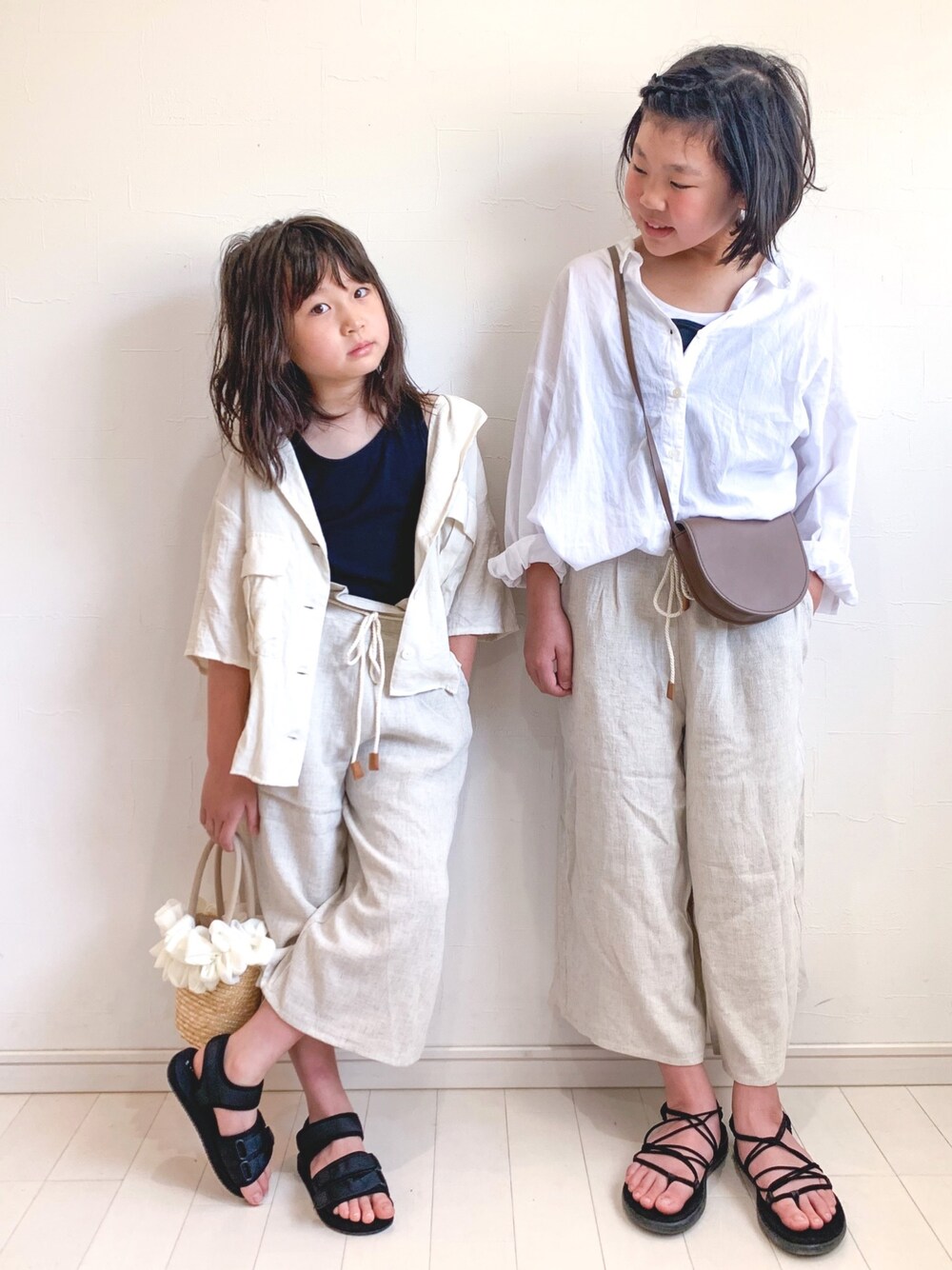 ホワイト系のシャツ/ブラウス、ホワイト系のその他パンツ、ホワイト系のその他パンツを着用したキッズの春コーディネートの1枚目の写真