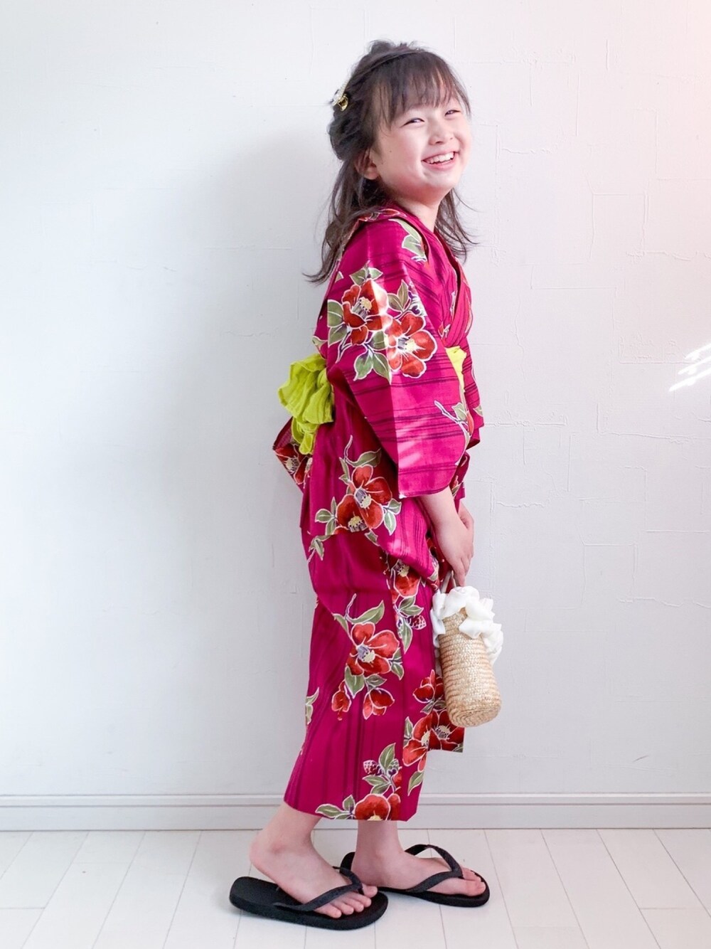 「浴衣、浴衣女子、夏コーデ、Branshes、ビーチサンダル、かごバッグ、キッズファッション」｜「BRANSHESのつばき柄浴衣（浴衣、パープル系）」を使った、kii_memeさん（キッズ・125cm）の夏コーディネートの1枚目の写真