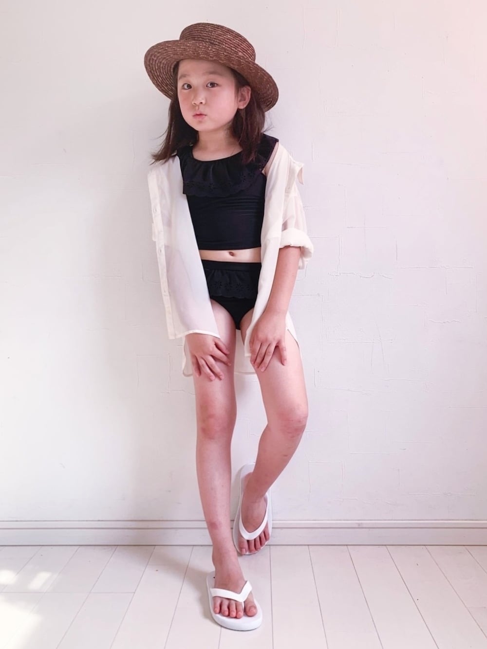 「キッズコーデ、水着コーデ、水着、夏コーデ、シアーシャツ、ビーチサンダル、カンカン帽、Branshes」｜「BRANSHESの花柄パンチングビキニ（水着、ブラック系）」を使った、kii_memeさん（キッズ・125cm）の夏コーディネートの1枚目の写真