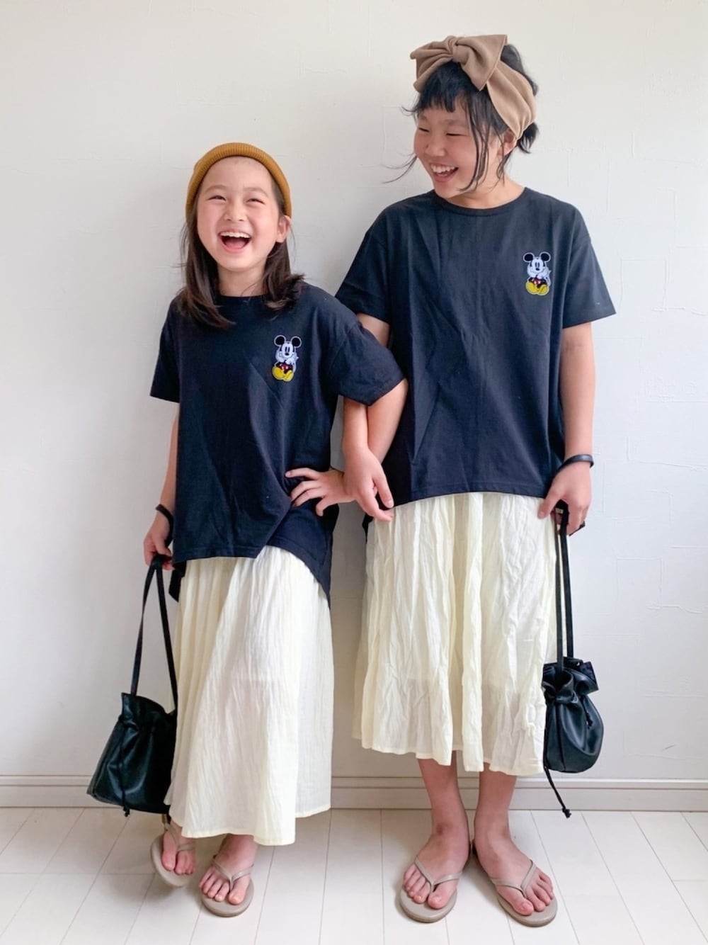 「夏コーデ、ビーチサンダル、ビッグT、チュニック、夏だ！Tシャツ着よう！、シンプルコーデ、カジュアルコーデ、リラックススタイル、Branshes」｜「BRANSHESの【ミッキーマウス】後ろスリットチュニック（チュニック、ブラック系）」を使った、kii_memeさん（キッズ・125cm）の夏コーディネートの1枚目の写真