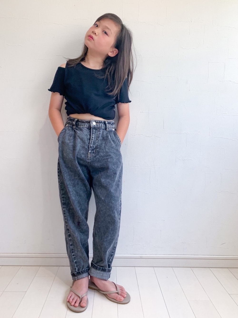 「夏だ！Tシャツ着よう！、休日スタイル、ラクチンコーデ、肩あき、Branshes、デニムパンツ、キッズコーデ、ビーチサンダル、夏コーデ」｜「BRANSHESの肩あき半袖Tシャツ（Tシャツ/カットソー、ブラック系）」を使った、kii_memeさん（キッズ・125cm）の夏コーディネートの1枚目の写真