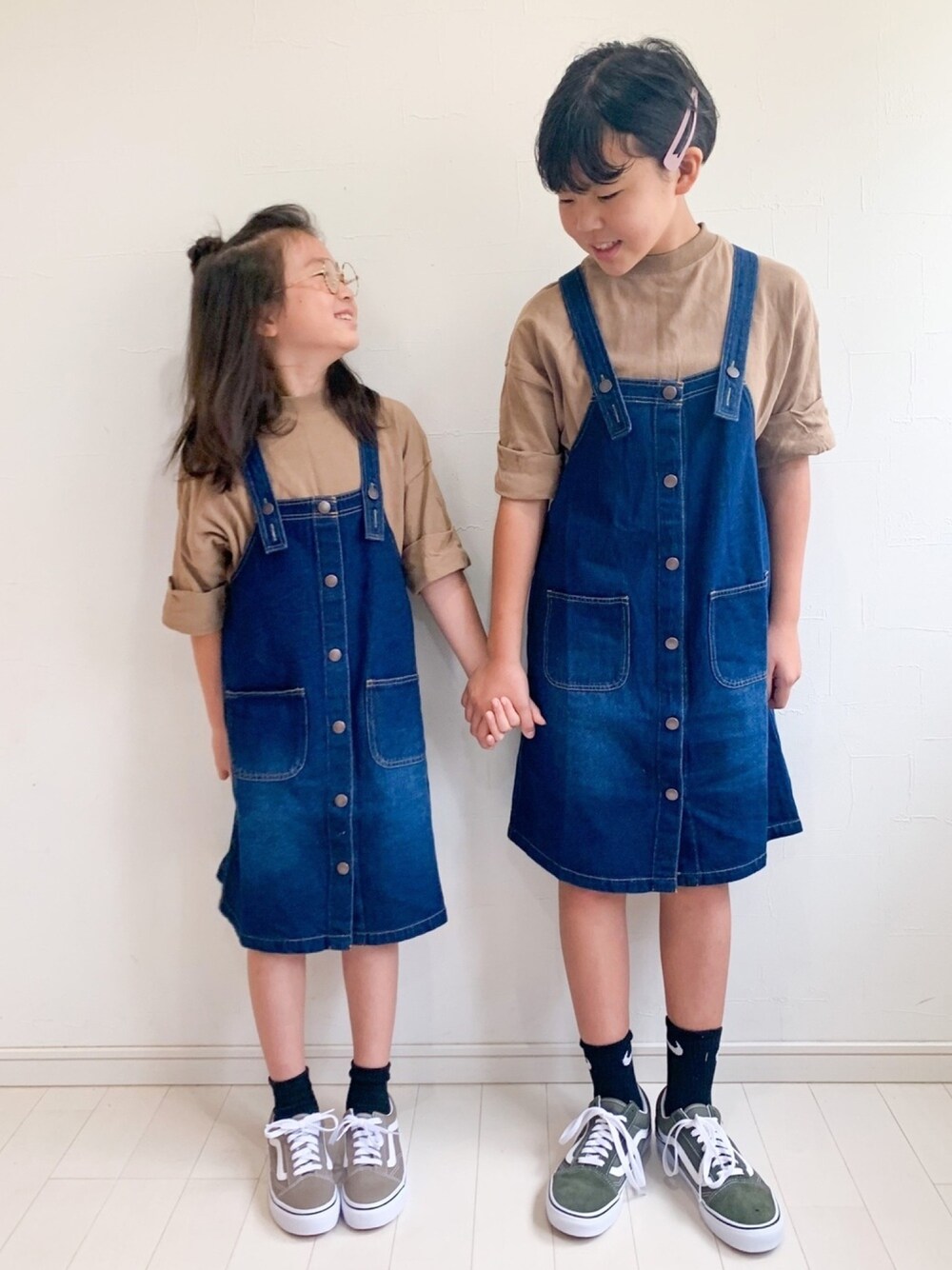 「秋服準備はじめました、秋のコーデ、ジャンパースカート、オールドスクール、バンズ、カジュアル、おそろいコーデ、リンクコーデ、Branshes」｜「classicalelfのキッズヘビーウェイトGINOバックプリント クルーネックロング丈ビッグシルエットTシャツ(半端袖)（Tシャツ/カットソー、ブラウン系）」を使った、kii_memeさん（キッズ・125cm）の秋コーディネートの1枚目の写真