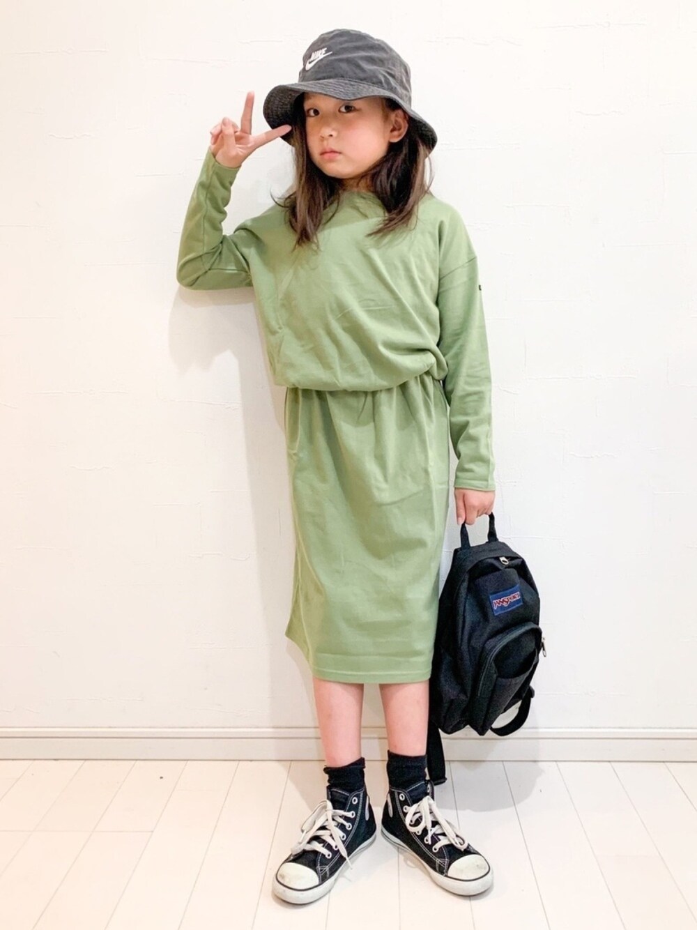 「ラブアンドピース2020、カジュアル、秋服準備はじめました、ゆるコーデ、おんなのこ、ワンピース、Branshes、スウェット、秋コーデ」｜「NIKEのWEGO/NIKE BUCKET CAP WASHED（ハット、ブラック系）」を使った、kii_memeさん（キッズ・125cm）の秋コーディネートの1枚目の写真