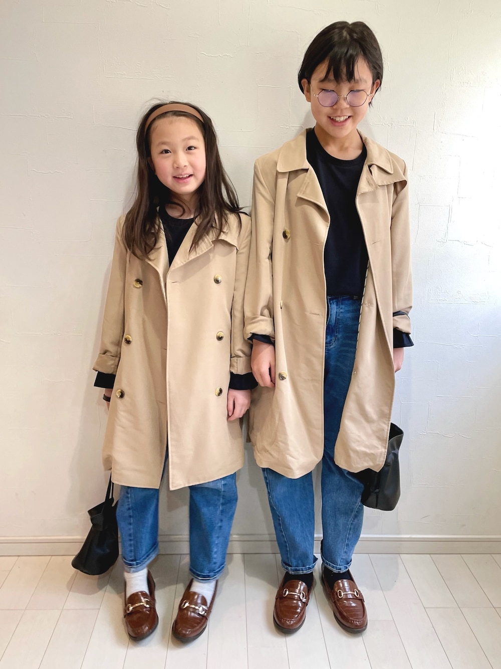 「休日スタイル、プチプラ、ポシェット、トレンチコート、Branshes、デニムパンツ、おそろいコーデ、キャンディスリーブ、ローファー、マイベストコーデ2020」｜「ikkaの【キッズ】バックプリーツトレンチコート（120~160cm）（トレンチコート、ベージュ系）」を使った、kii_memeさん（キッズ・130cm）の冬コーディネートの1枚目の写真