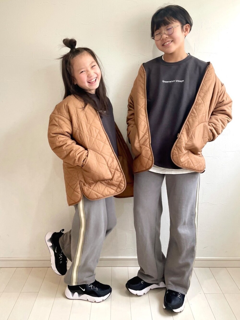 「ブラウンコーデ、キッズコーデ、プチプラ、レイヤードスタイル、休日スタイル、スウェット、ラインパンツ、ゆるコーデ、キルティングジャケット、あったかコーデ」｜「BRANSHESのスクエアキルトノーカーラー中綿ジャケット（ノーカラージャケット、ブラウン系）」を使った、kii_memeさん（キッズ・130cm）の冬コーディネートの1枚目の写真