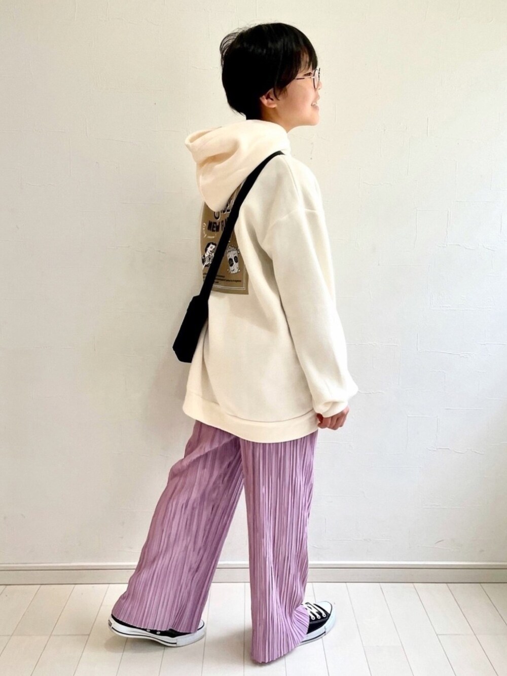 「休日スタイル、ラクチンコーデ、Branshes、ポシェット、プリーツパンツ、パーカー、めがね、淡色コーデ」｜「THE CASUALのパイル起毛 バックプリント チュニック パーカー キッズ（チュニック、ホワイト系）」を使った、kii_memeさん（キッズ・130cm）の冬コーディネートの1枚目の写真