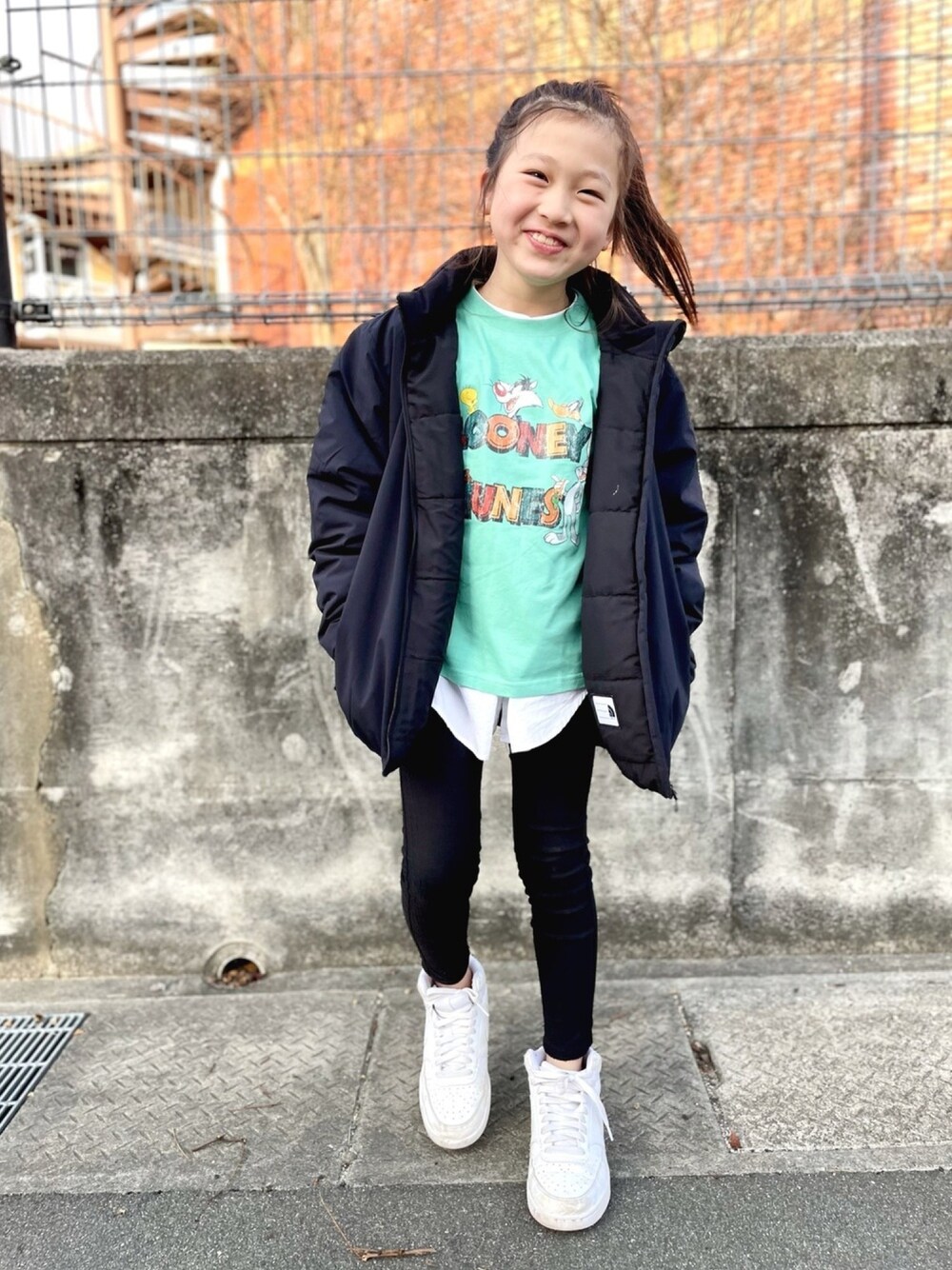「休日スタイル、くすみカラー、THE NORTH FACE、Branshes、黒スキニー、レイヤードスタイル、ジャケット、白スニーカー、アメカジ、春アウター」｜「RADCHAPの【LOONEY TUNES】かすれプリント長袖Tシャツ（Tシャツ/カットソー、グリーン系）」を使った、kii_memeさん（キッズ・130cm）の冬コーディネートの1枚目の写真