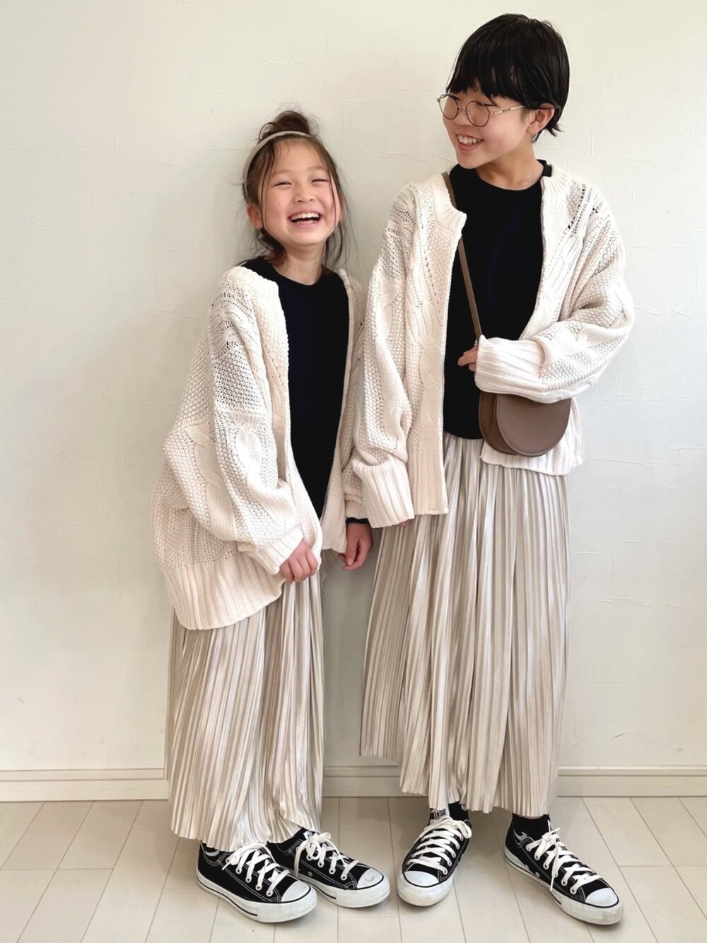 「きれいめカジュアル、休日スタイル、ゆるコーデ、プチプラ、春アウター、モノトーン、プリーツスカート、めがね、コンバース」｜「recaのケーブル編みニットカーディガン（カーディガン/ボレロ、ホワイト系）」を使った、kii_memeさん（キッズ・130cm）の冬コーディネートの1枚目の写真