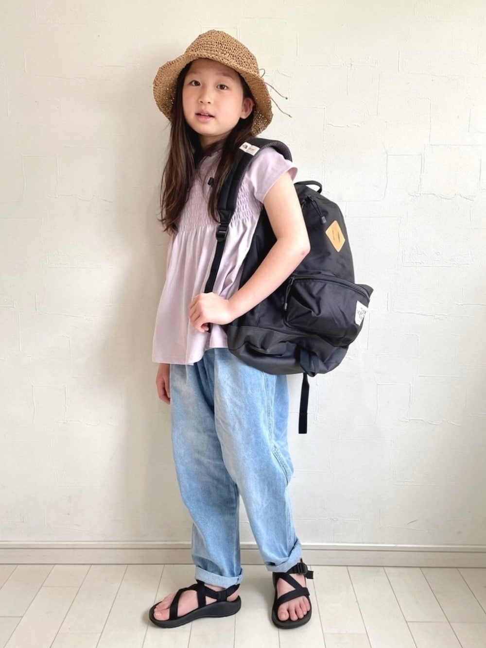 「淡色コーデ、チュニック、むぎわら帽子、バックパック、THE NORTH FACE、カジュアルコーデ、夏コーデ、Branshes、主役はカラーパンツ、休日スタイル」｜「BRANSHESのペーパーハット（ハット、ホワイト系）」を使った、kii_memeさん（キッズ・130cm）の春コーディネートの1枚目の写真
