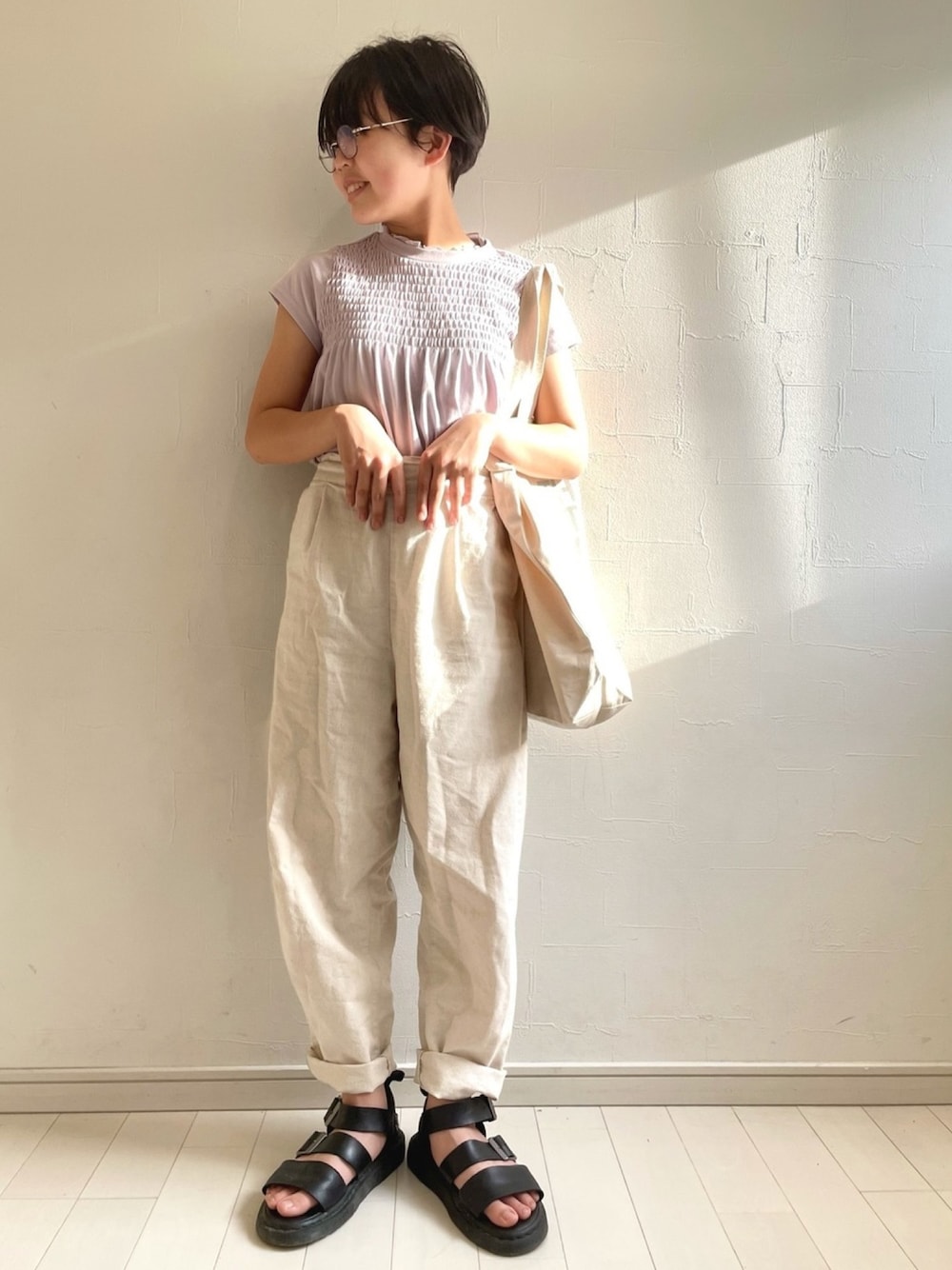 「オトナガーリー、Branshes、めがね、シンプルコーデ、休日スタイル、サンダル、タックイン、春夏コーデ」｜「BRANSHESのシャーリング半袖チュニック（チュニック、ピンク系）」を使った、kii_memeさん（キッズ・130cm）の春コーディネートの1枚目の写真