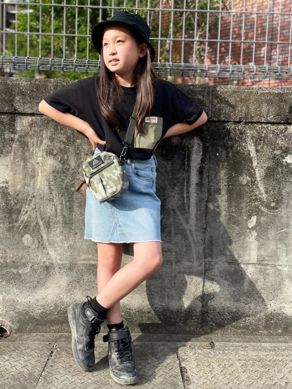 「シンプルコーデ、休日スタイル、バケットハット、ビッグシルエット、スニーカー、ストリート、Branshes、ロゴT、ハイウエスト、ハイカットスニーカー」｜「GERRYの【GERRY】吸水速乾バックロゴTシャツ（Tシャツ/カットソー、ブラック系）」を使った、kii_memeさん（キッズ・130cm）の春コーディネートの1枚目の写真