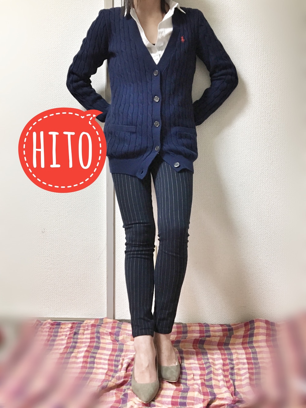 ブルー系のカーディガン/ボレロ、ブルー系のその他パンツ、ベージュ系のパンプスを着用したレディースの春コーディネートの1枚目の写真