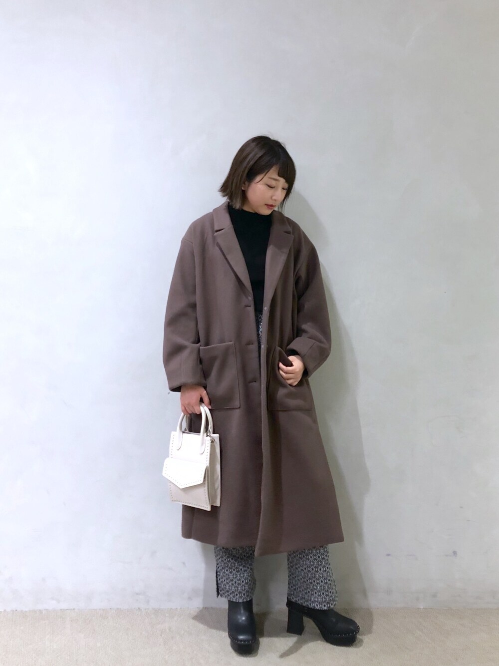 「PAGEBOY、シンプルコーデ、ロングコート、リブニット、ハイネックニット、フレアパンツ、柄パンツ」｜「PAGEBOYのマキシレングステーラーコート（ダウンジャケット/コート、ブラウン系）」を使った、marukaさん（レディース・159cm）の冬コーディネートの1枚目の写真