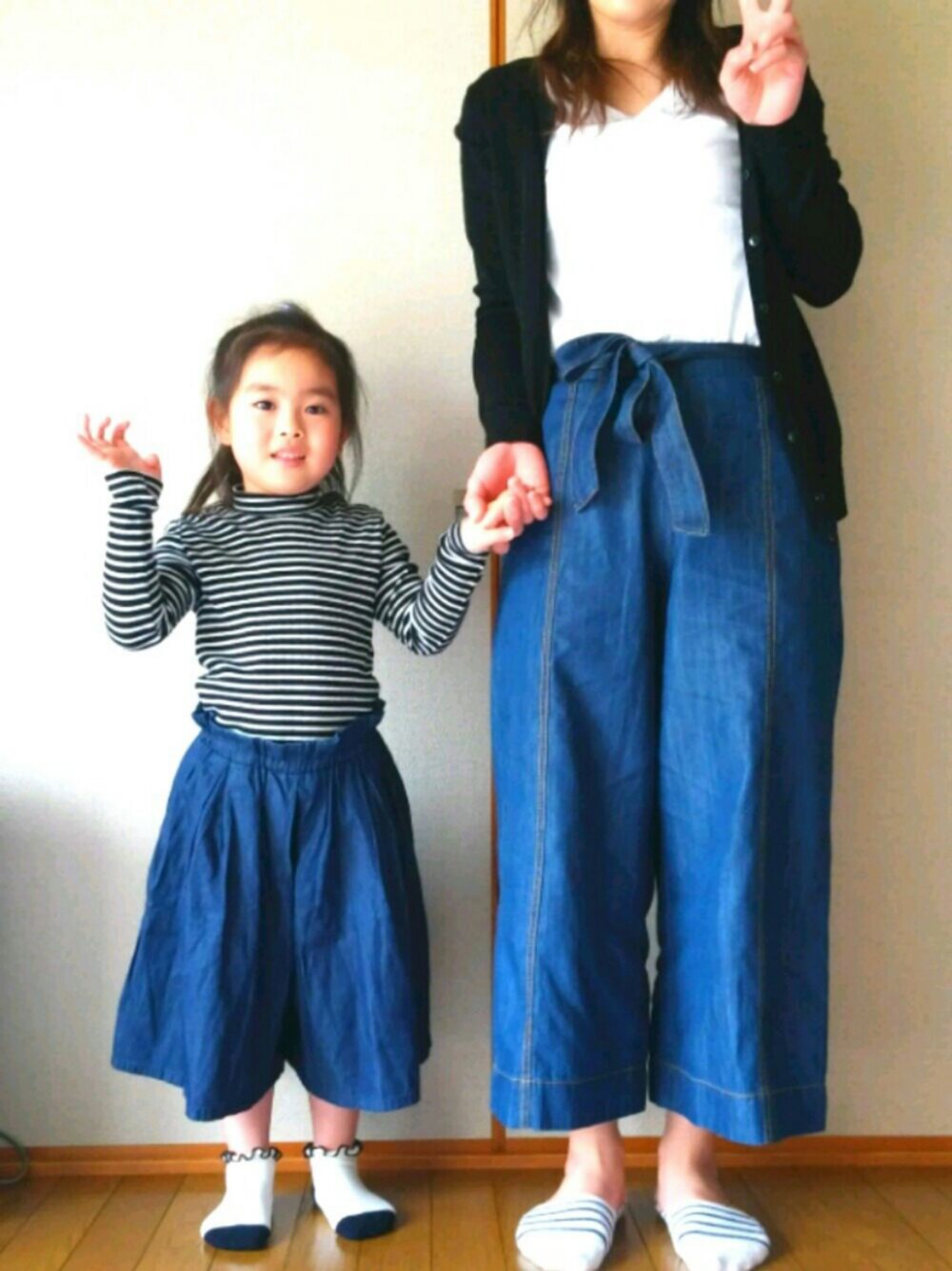 「休日スタイル、ゆるコーデ、親子コーデ、デニムワイドパンツ、4歳、UNIQLO、ムージョンジョン、春コーデ、DRESKIP、キッズコーデ」｜「Moujonjonのアイテム（デニムパンツ、ブルー系）」を使った、ayuさん（キッズ・110cm）の春コーディネートの1枚目の写真