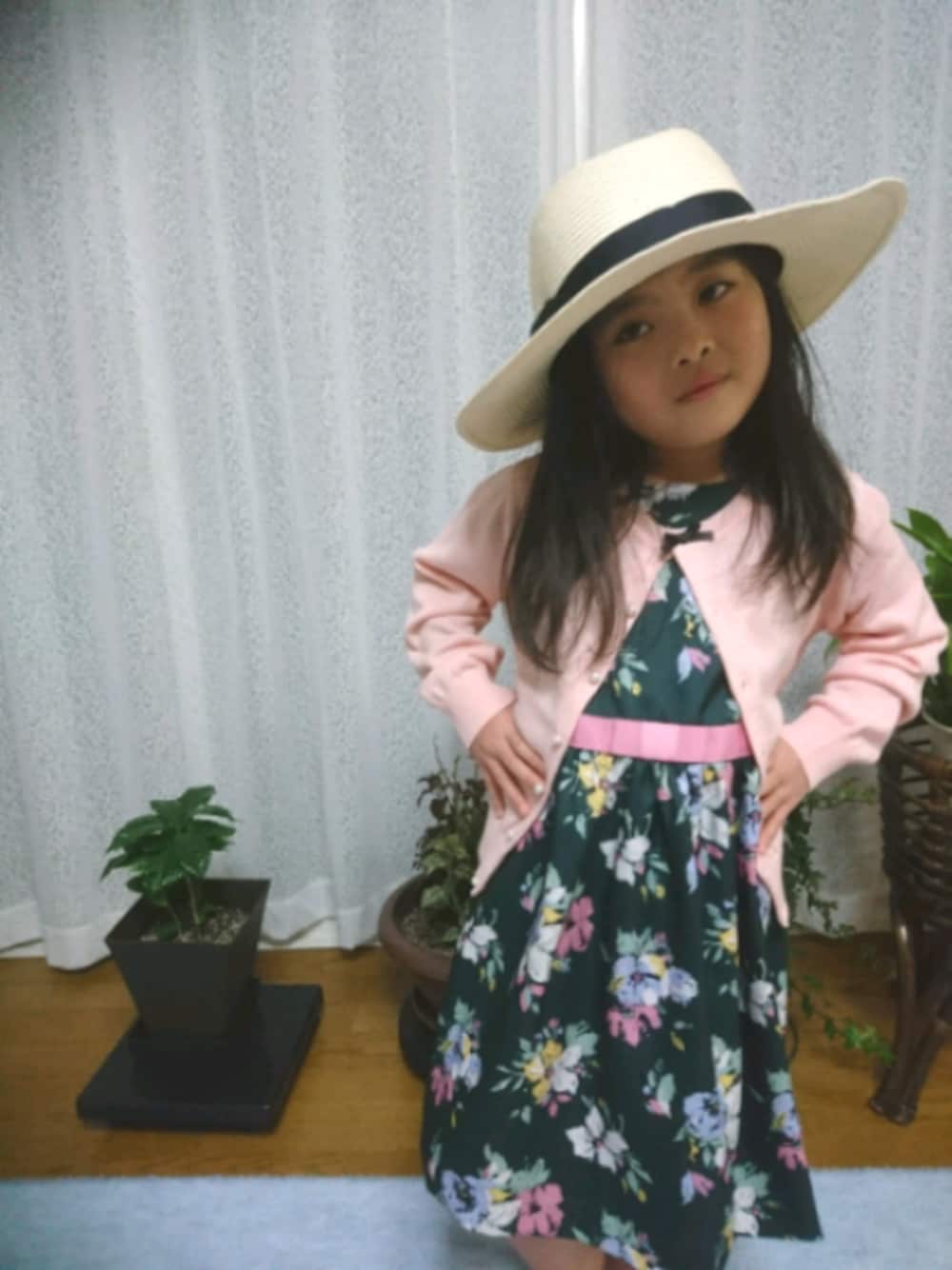「春コーデ、きれいめカジュアル、キッズコーデ、おんなのこ、ROPE' PICNIC(ROPE' PICNIC)、花柄、ワンピース、カーディガン、ピンク」｜「GLOBAL WORKのアイテム（帽子、ベージュ系）」を使った、ayuさん（キッズ・110cm）の春コーディネートの1枚目の写真