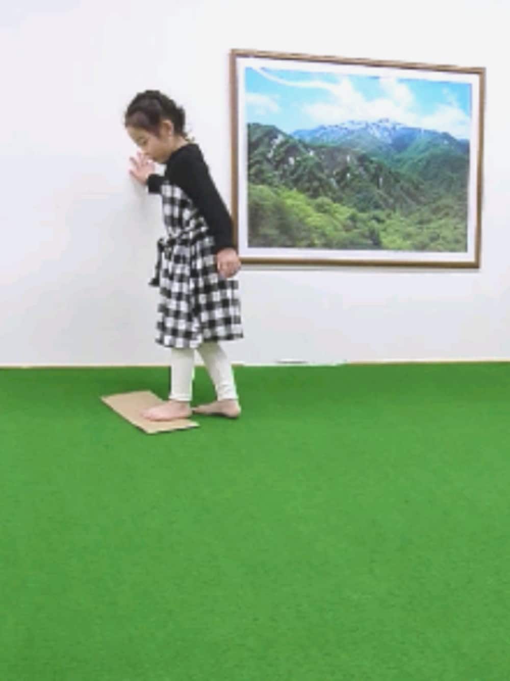 「秋コーデ、ワンピース、ブロックチェック、レギンス、休日スタイル、おんなのこ」｜「petit mainのチェックドッキングワンピース（ワンピース、ブラック系）」を使った、ayuさん（キッズ・120cm）の秋コーディネートの1枚目の写真