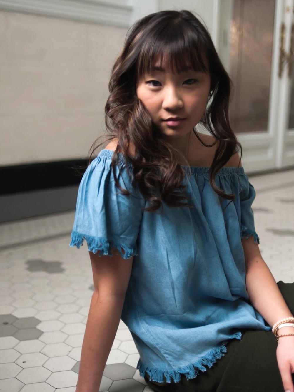 ブルー系のチューブトップを着用したレディースの冬コーディネートの1枚目の写真