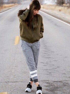 「sneakers」｜「アイテム（ナイロンジャケット）」を使った、Mattea LinAeさん（レディース・165cm）の冬コーディネート
