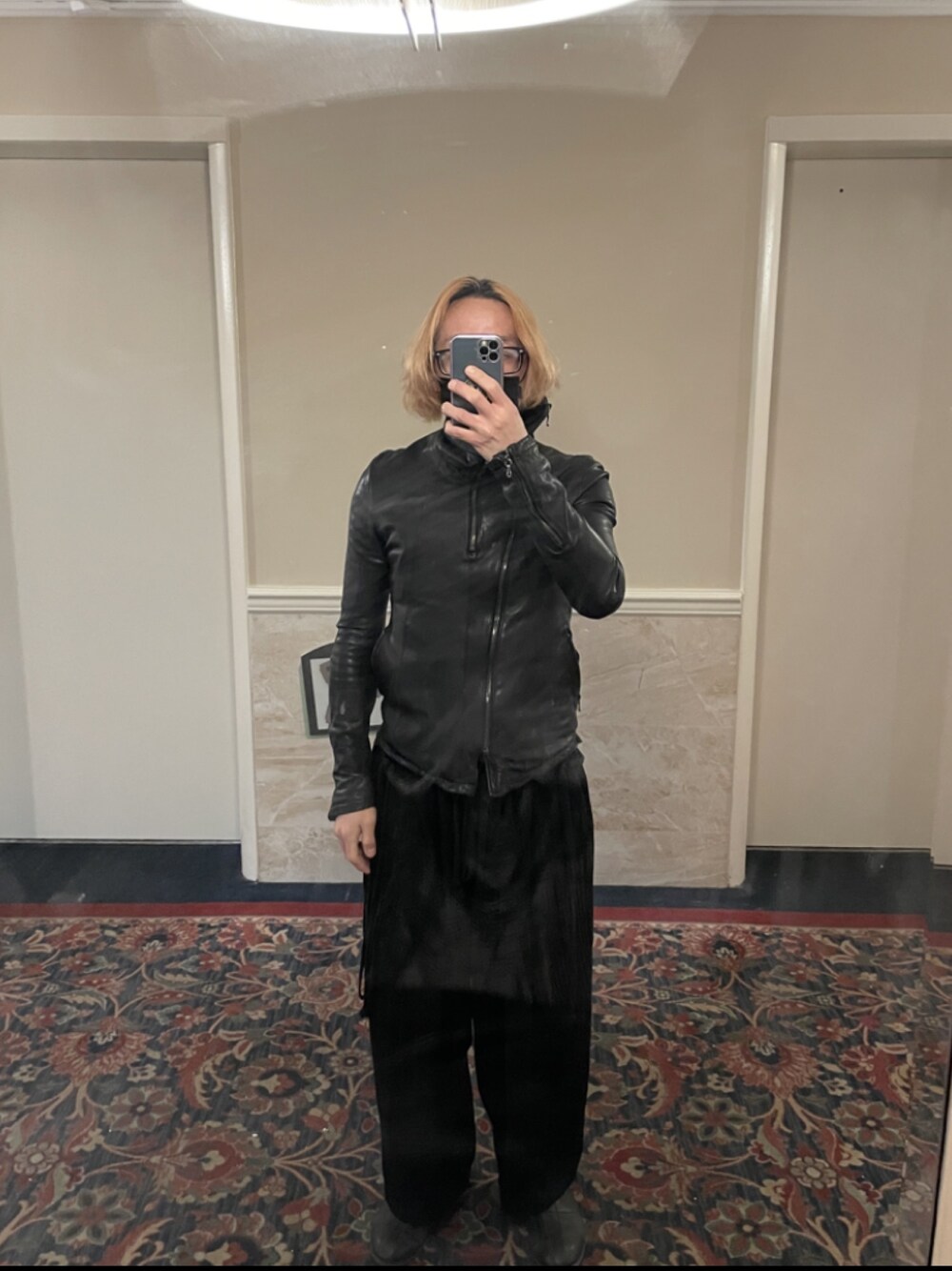 「JULIUSのアイテム（ライダースジャケット、ブラック系）」を使った、alex0710さん（メンズ・172cm）の春コーディネートの1枚目の写真