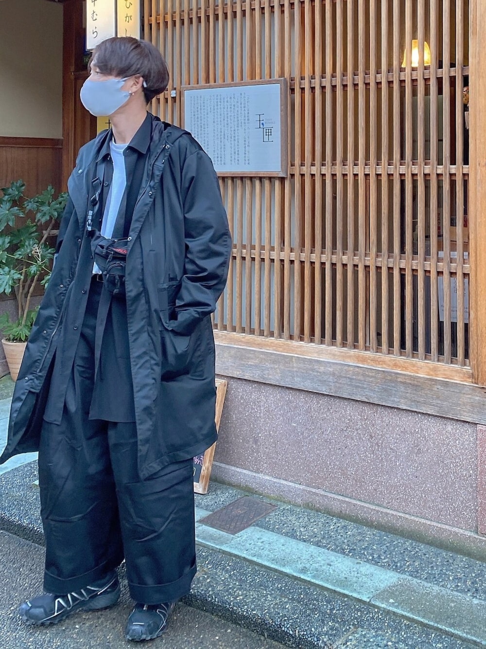 「オーバーサイズ、カジュアルコーデ、冬コーデ、黒、ラフ、オールブラック、ワイドパンツ」｜「MONKEY TIMEの＜monkey time＞ PE/TRO LONG SHIRT/ロングシャツ（シャツ/ブラウス、ブラック系）」を使った、y＋tさん（メンズ・175cm）の冬コーディネートの1枚目の写真