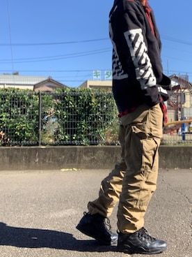 「オフホワイト」｜「アイテム（カーゴパンツ）」を使った、太郎次郎さん（メンズ・173cm）の秋コーディネート