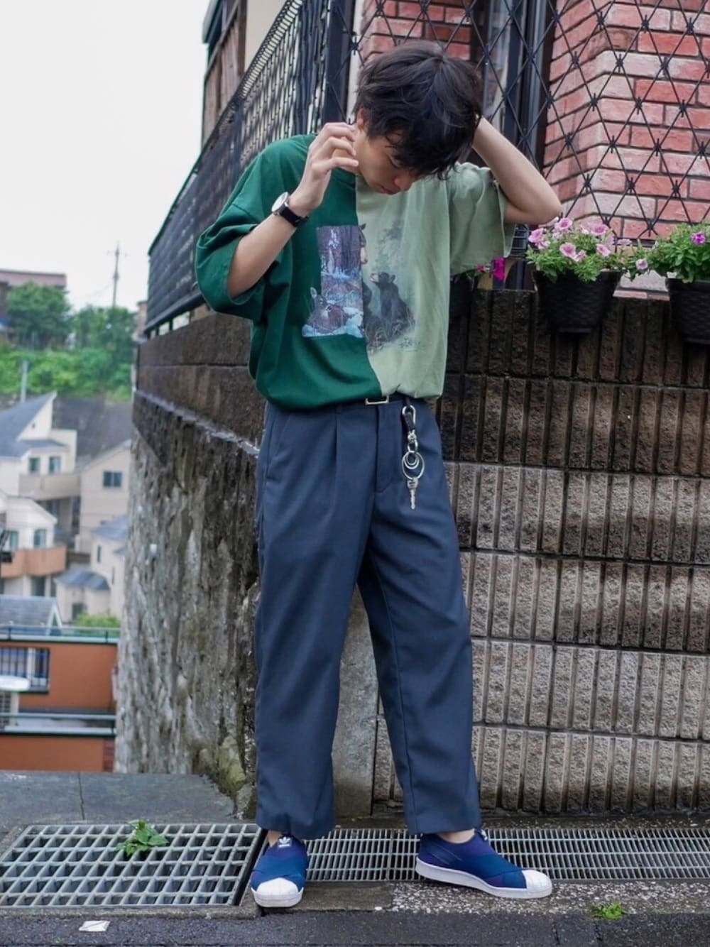 「夏だ！Tシャツ着よう！、タックイン、ビッグシルエット、プリントT、古着、リメイク、ワイドパンツ、スリッポン、adidas originals、おしゃれさんと繋がりたい」｜「NOILLのアイテム（Tシャツ/カットソー、グリーン系）」を使った、げんきさん（メンズ・173cm）の夏コーディネートの1枚目の写真