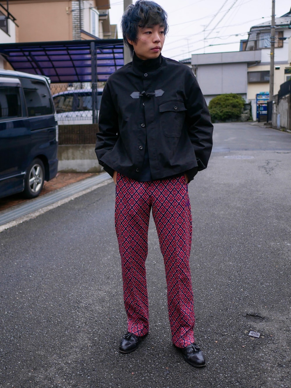 「シャツスタイル、toggle、ビッグシルエット、ハイネック、レイヤードスタイル、柄パンツ、NEEDLES、革靴、ローファー、タッセル」｜「TOGGLEのアイテム（シャツ/ブラウス、ブラック系）」を使った、げんきさん（メンズ・173cm）の秋コーディネートの1枚目の写真