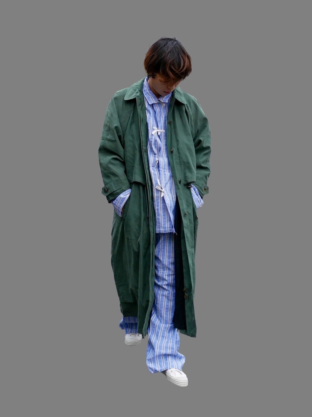 「古着、knorew、knorewstyling、古着コーデ、ミリタリー、ロングコート、パジャマ、セットアップ、スニーカー、ブルガリア軍」｜「VINTAGEのアイテム（トレンチコート、グリーン系）」を使った、げんきさん（メンズ・173cm）の冬コーディネートの1枚目の写真