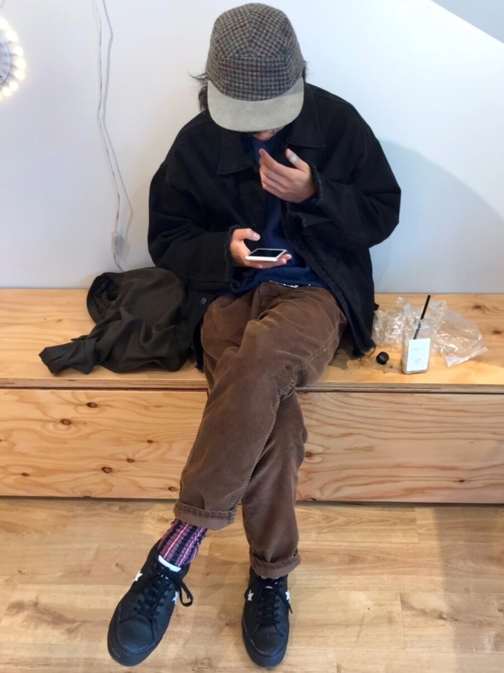 「秋のコーデ、デニムジャケット、カットオフ、スウェット、古着、コーデュロイパンツ、ブラウン、converse、ジェットキャップ、Hender Scheme」｜「HAREのＢＩＧデニムＧジャン(HARE)（デニムジャケット、ブラック系）」を使った、げんきさん（メンズ・173cm）の秋コーディネートの1枚目の写真