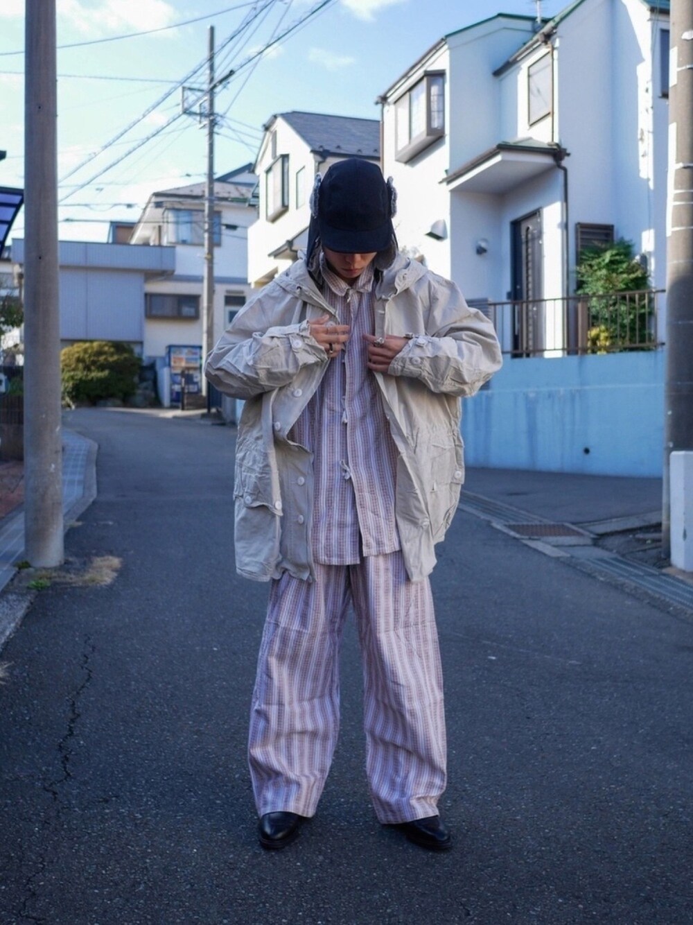 「休日スタイル、パジャマ、ブルガリア軍、セットアップ、モッズコート、ゆるコーデ、革靴、レザーシューズ、フライトキャップ、レザーLOVEスナップ」｜「VINTAGEのアイテム（モッズコート、ホワイト系）」を使った、げんきさん（メンズ・173cm）の秋コーディネートの1枚目の写真