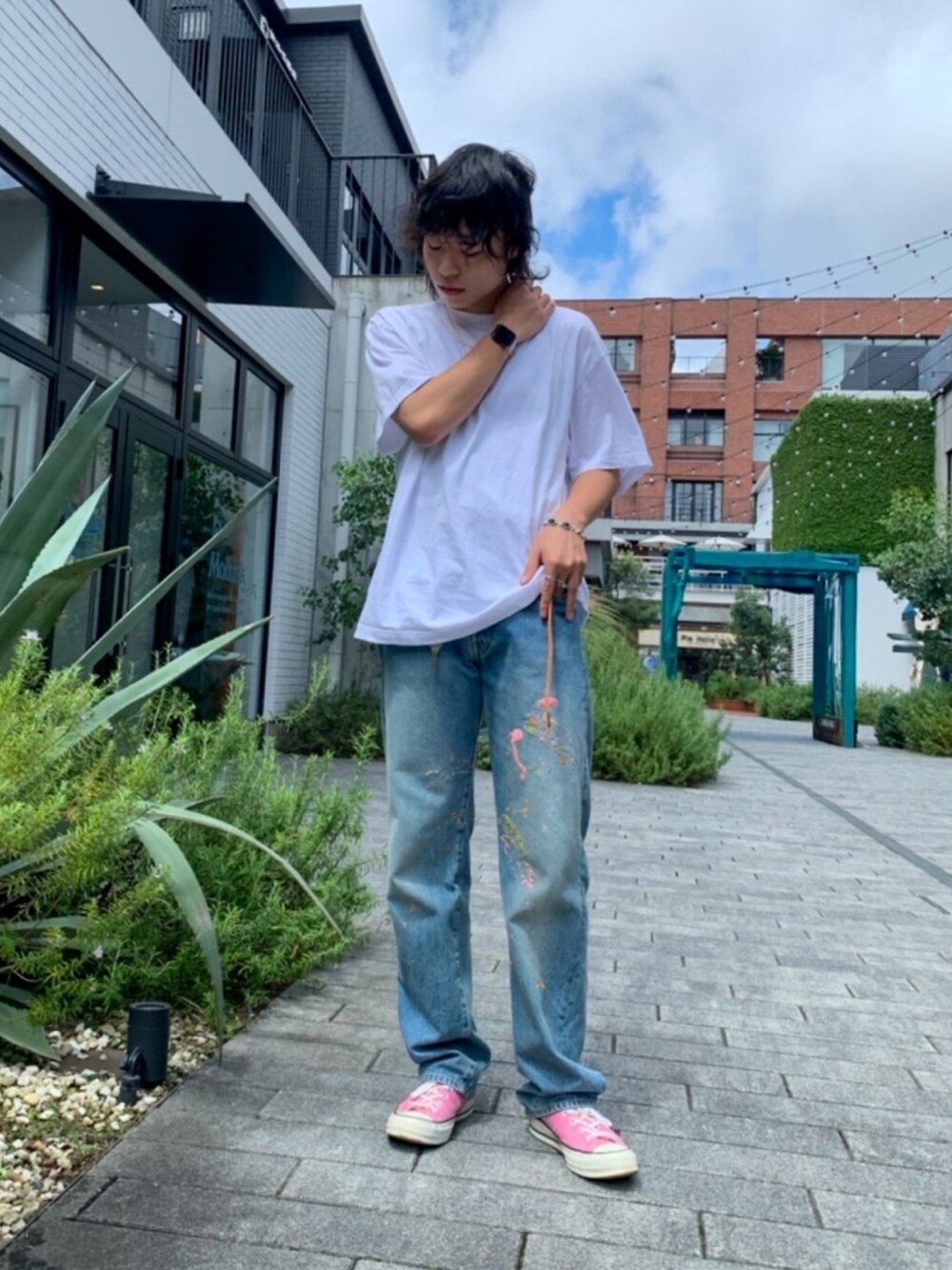 「ゆるコーデ、ビッグシルエット、シンプル、Tシャツ、バックプリント、デニム、Levi's、スニーカー、ct70、夏」｜「Levi'sの1955 501(R) JEANS DO ONE（デニムパンツ、ブルー系）」を使った、げんきさん（メンズ・173cm）の夏コーディネートの1枚目の写真